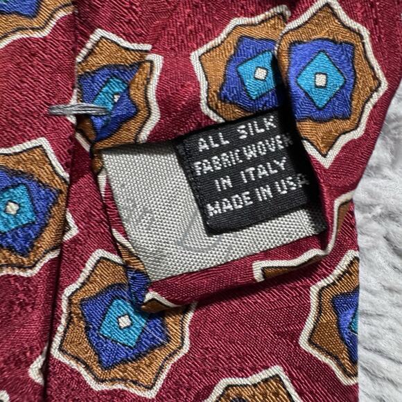CHRISTIAN DIOR MENS DARK RED GEOMETRIC 100% SILK TIE 3.75 x 59.5 in DESIGNER - Picture 4 of 4